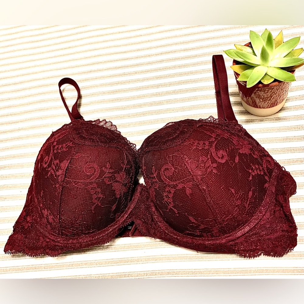 LIKE NEW Victoria’s Secret Lacey Bra